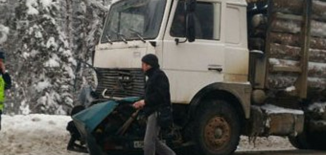 В ДТП с лесовозом в Перми погибли два человека
