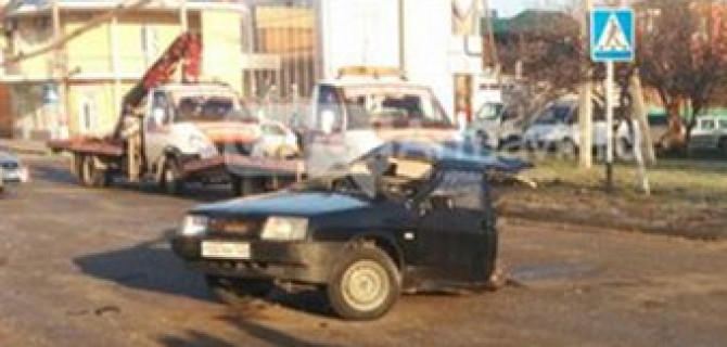 В Армавире в ДТП легковушку разорвало пополам: погиб молодой мужчина