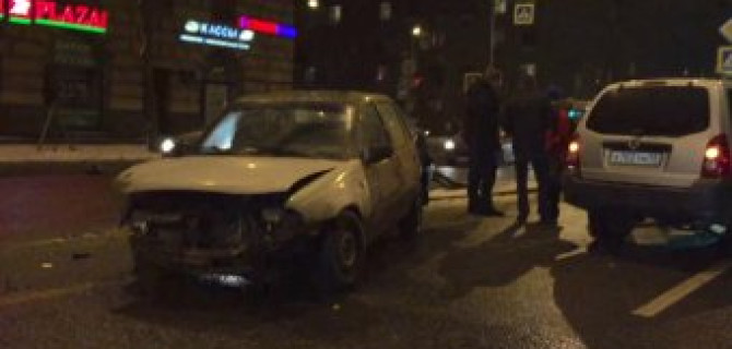 Daewoo на Volkswagen на большой скорости разбились на проспекте Стачек 