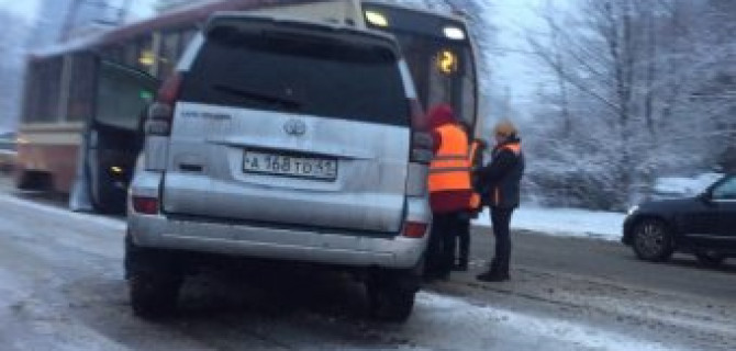 Toyota Land Cruiser на гололеде влетел в трамвай на проспекте Энгельса. 