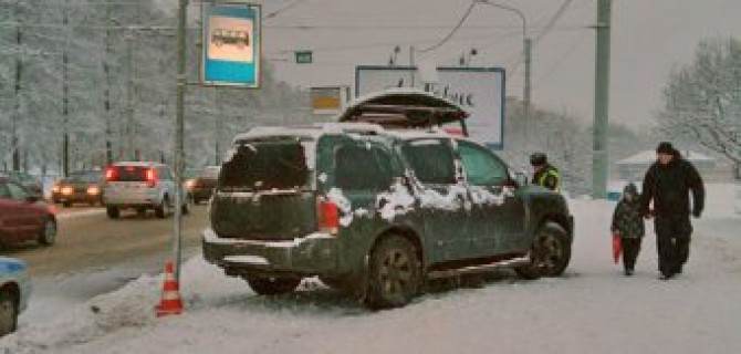 В Петербурге внедорожник сбил девочку на остановке
