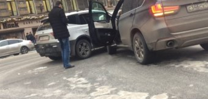 Два кроссовера BMW столкнулись на улице Жуковского недалеко от БКЗ Октябрьский