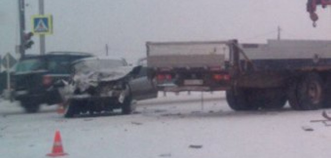 В Хомутово проезжающий мимо водитель спас двух человек из горящей машины