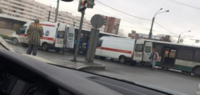 В Петербурге на Стачек столкнулись два автобуса