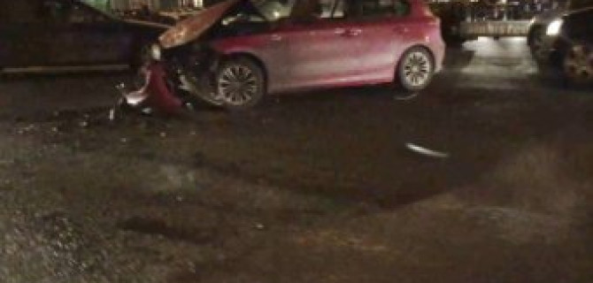 Легковушка сильно разбилась о седельный тягач на перекрестке Казакова и Жукова