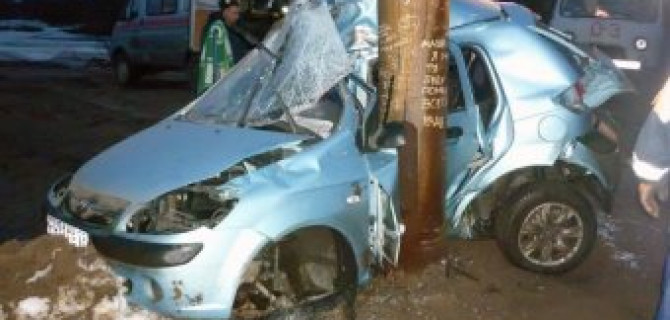 В Энгельсе машина врезалась в столб: погиб молодой мужчина