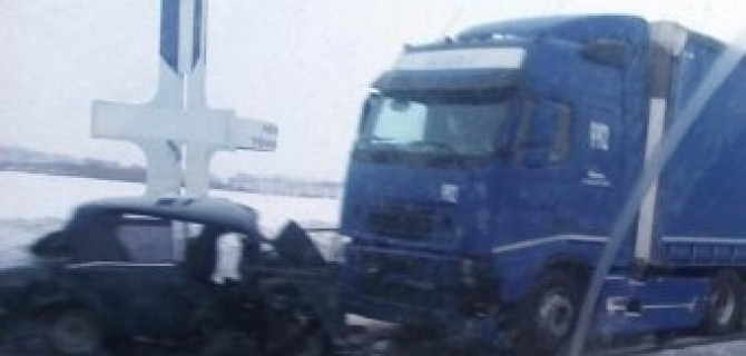 В Башкирии в ДТП с фурой погибли два человека