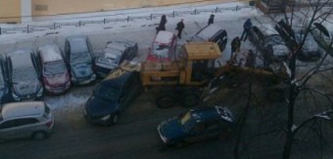 В Ижевске трактор протаранил 8 автомобилей