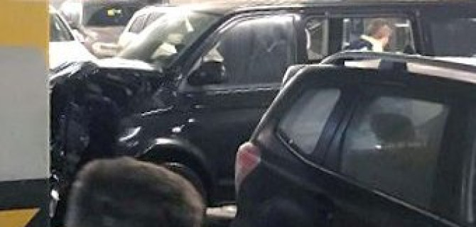 В Шереметьево автомобиль врезался в забор на парковке: водитель мертв