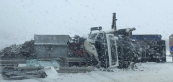 В Челябинской области после ДТП опрокинувшаяся фура перегородила дорогу