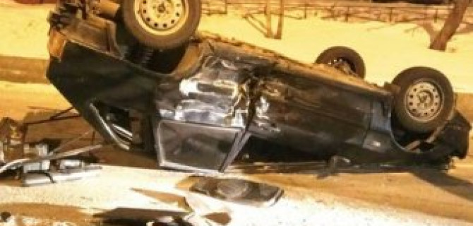 В центре Красноярска перевернулся ВАЗ