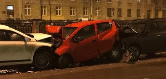 На набережной Карповки в Петербурге Volkswagen протаранил пять машин