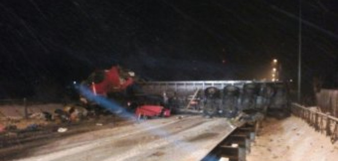 В Ленобласти перевернувшаяся фура с балками придавила легковушку с людьми