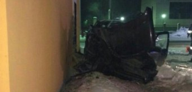 В Чапаевске  внедорожник врезался в здание: погибли два человека