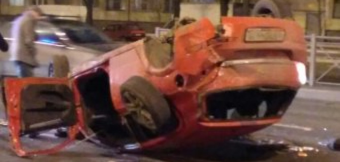 В Петербурге на Софийской перевернулся автомобиль