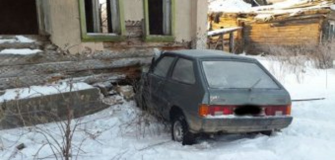 В Тверской области ВАЗ врезался в дом: погибли двое