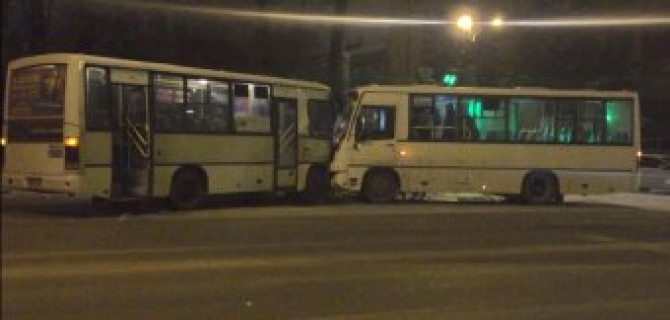 Лобовое столкновение двух маршруток в Петроградском районе Санкт-Петербурга произошло вечером 5 февраля