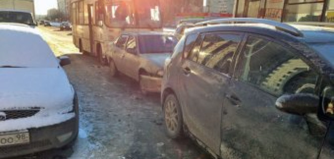 На проспекте Наставников в Петербурге произошло массовое ДТП