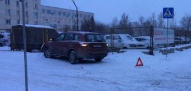 В Челябинске автомобиль сбил женщину с 6-летней девочкой на переходе