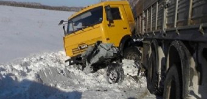 В ДТП с КамАЗом в Зауралье погибли четыре человека
