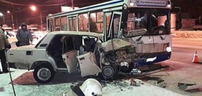 В Омске в ДТП с автобусом погибла женщина