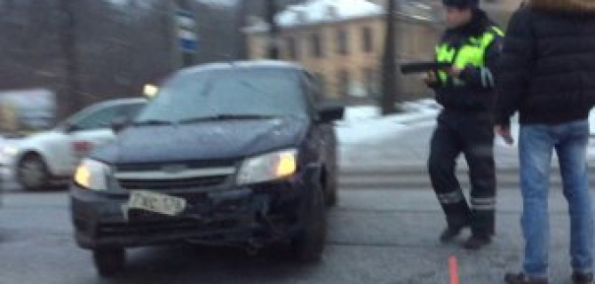 Chevrolet Cruz и "Лада Гранта" столкнулись на Большом Сампсоньевском утром в час "пик"