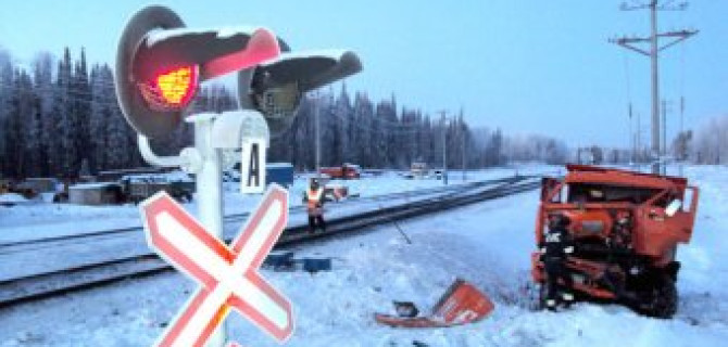 Под Челябинском поезд протаранил КамАЗ: погиб водитель