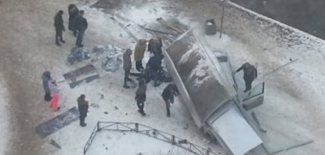 На Богатырском проспекте в Петербурге Ford снес остановку