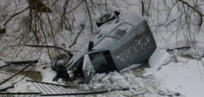 В Пензе внедорожник рухнул с моста