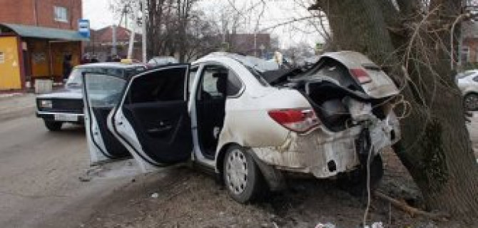 В Батайске иномарка врезалась в дерево: погибла девушка