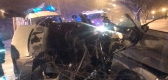 В Ставрополе иномарка врезалась в дерево: погиб водитель