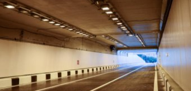 В Москве в тоннеле столкнулись два грузовика