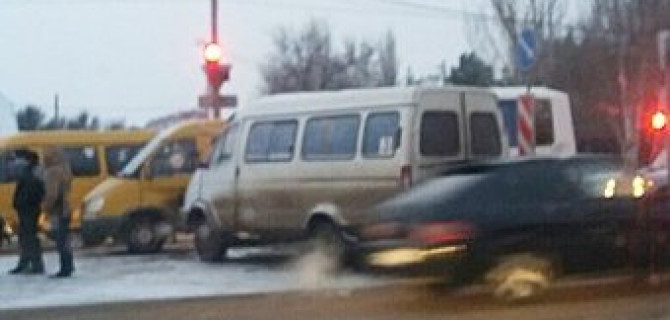 В Волжском столкнулись маршрутка и КамАЗ