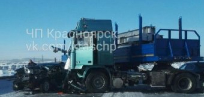 В Красноярске грузовик смял легковушку: погиб человек