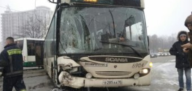 В Петербурге столкнулись автобус и маршрутка