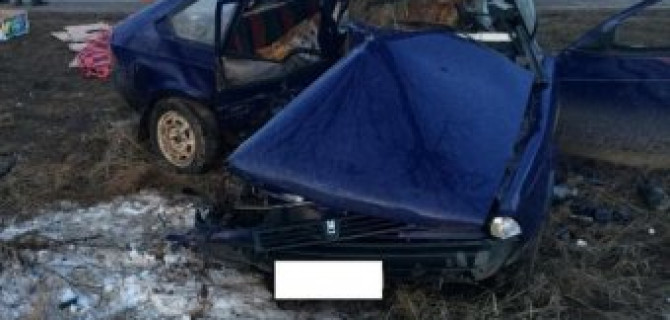 На Ставрополье «Москвич» врезался в дерево: погибли два человека