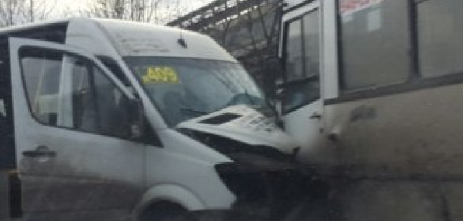В Петербурге столкнулись две маршрутки