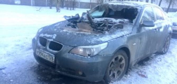 BMW частично сгорел этой ночью в Выборгском районе Петербурга