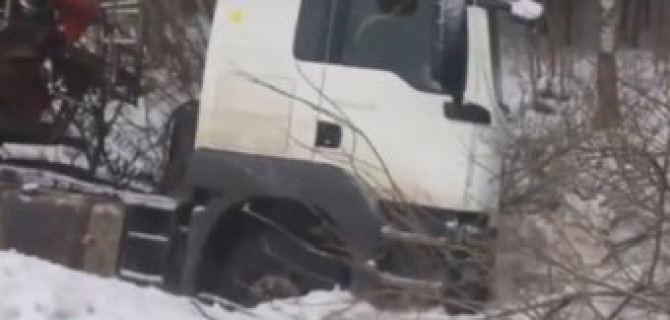 Самосвал улетел в кювет пытаясь избежать столкновения на трассе в Подмосковье 