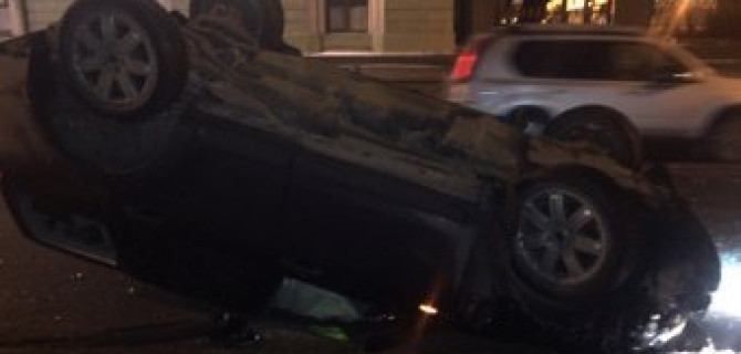 В Петербурге на Дворцовой набережной внедорожник врезался в полицейскую машину  ‍