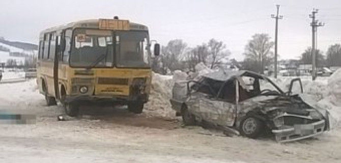 Школьный автобус попал в ДТП в Башкирии: погиб человек