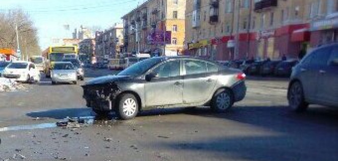 В Перми внедорожник сбил человека на тротуаре