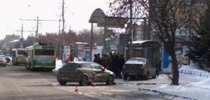 В Красноярске «Ладу» после ДТП выбросило на остановку с людьми