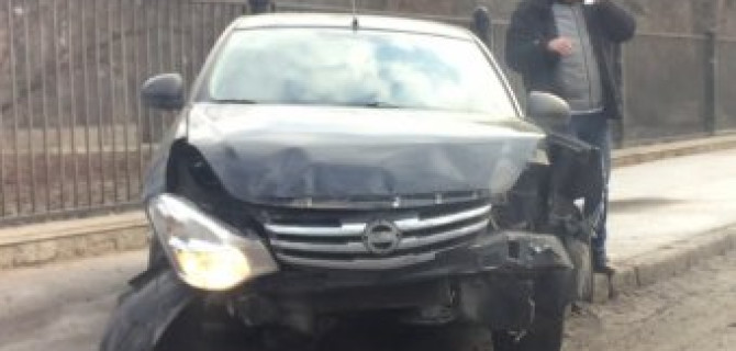 Nissan Almera врезался в решетку Ботанического сада на набережной реки Карповки