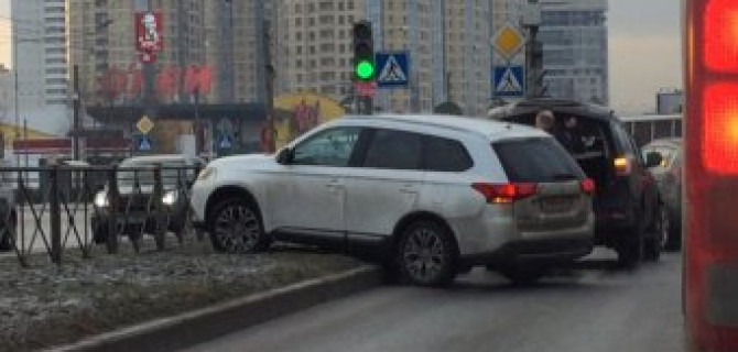 Массовые ДТП на Выборгском шоссе на сильном гололеде произошли в Санкт-Петербурге утром 3 марта