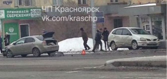 В Красноярске два автомобиля вылетели на остановку