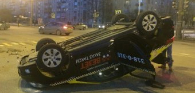 В Петербурге после ДТП перевернулось такси