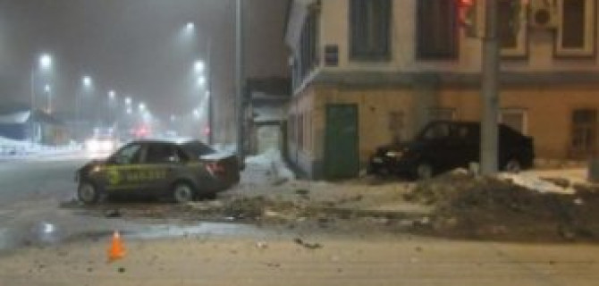 В Оренбурге ВАЗ врезался в жилой дом