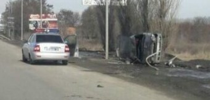 На въезде в Воронеж опрокинулся автомобиль