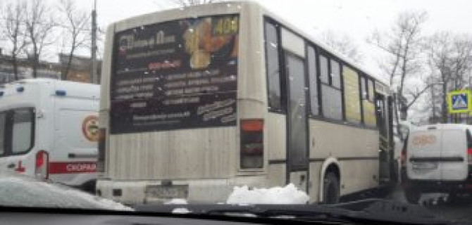 Шесть человек пострадали в ДТП с маршруткой в Стрельне